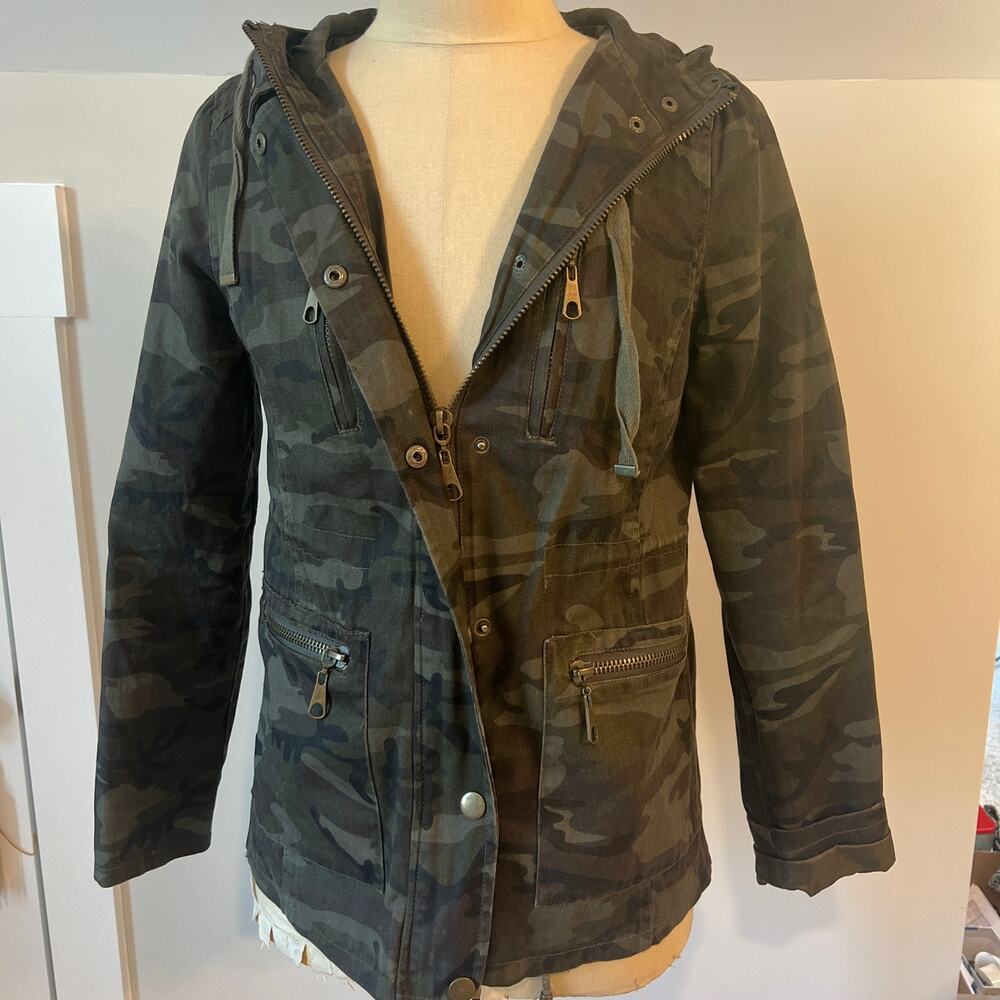 ZENANA OUTFITTERS CAMO JACKET SZ M